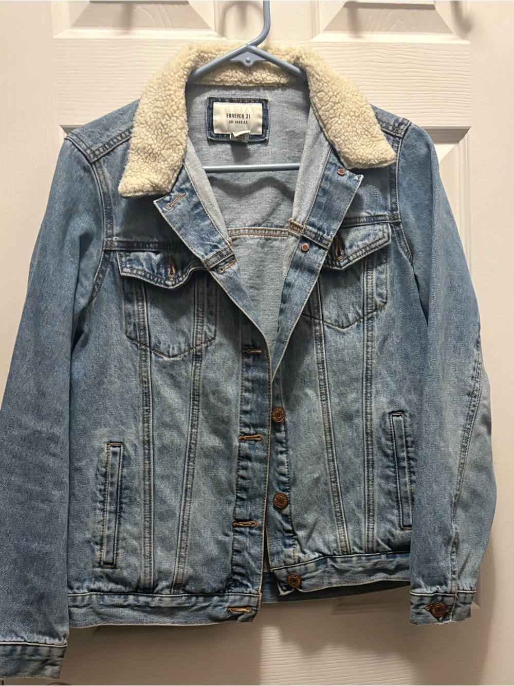 Forever 21 Light Wash Denim Jacket with Cream Sherpa Collar Size Small